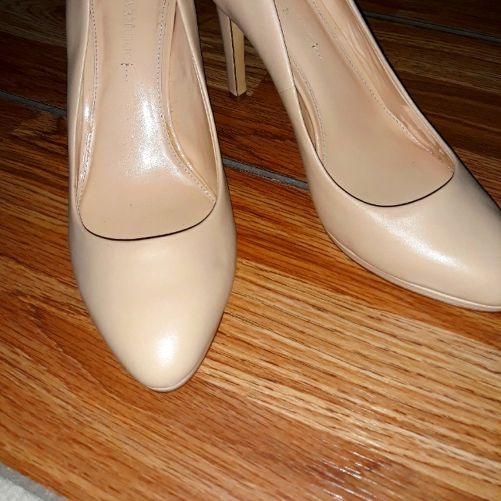Banana Republic cream colored pumps. Size 8.5